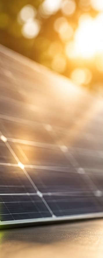 Atmosphärische Detailansicht eines Solarmoduls im warmen Licht